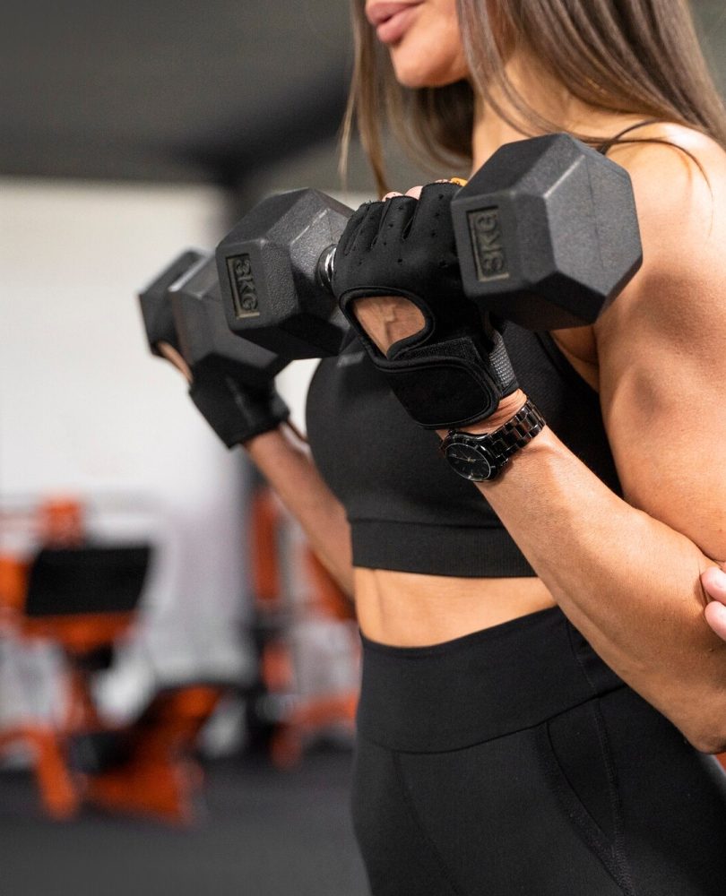 donna-di-vista-laterale-che-lavora-con-i-dumbbells_23-2149517332