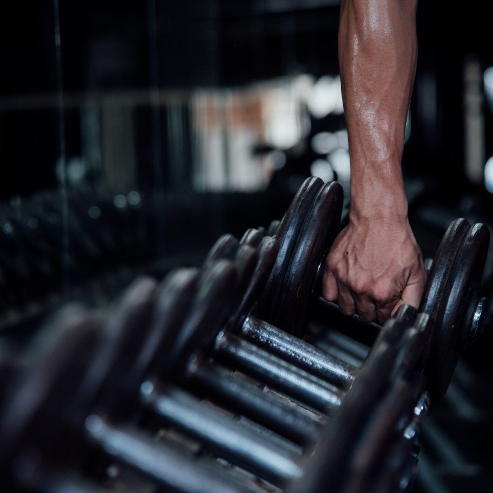 giovane-in-abbigliamento-sportivo-in-una-lezione-di-ginnastica-in-una-palestra_1150-12372